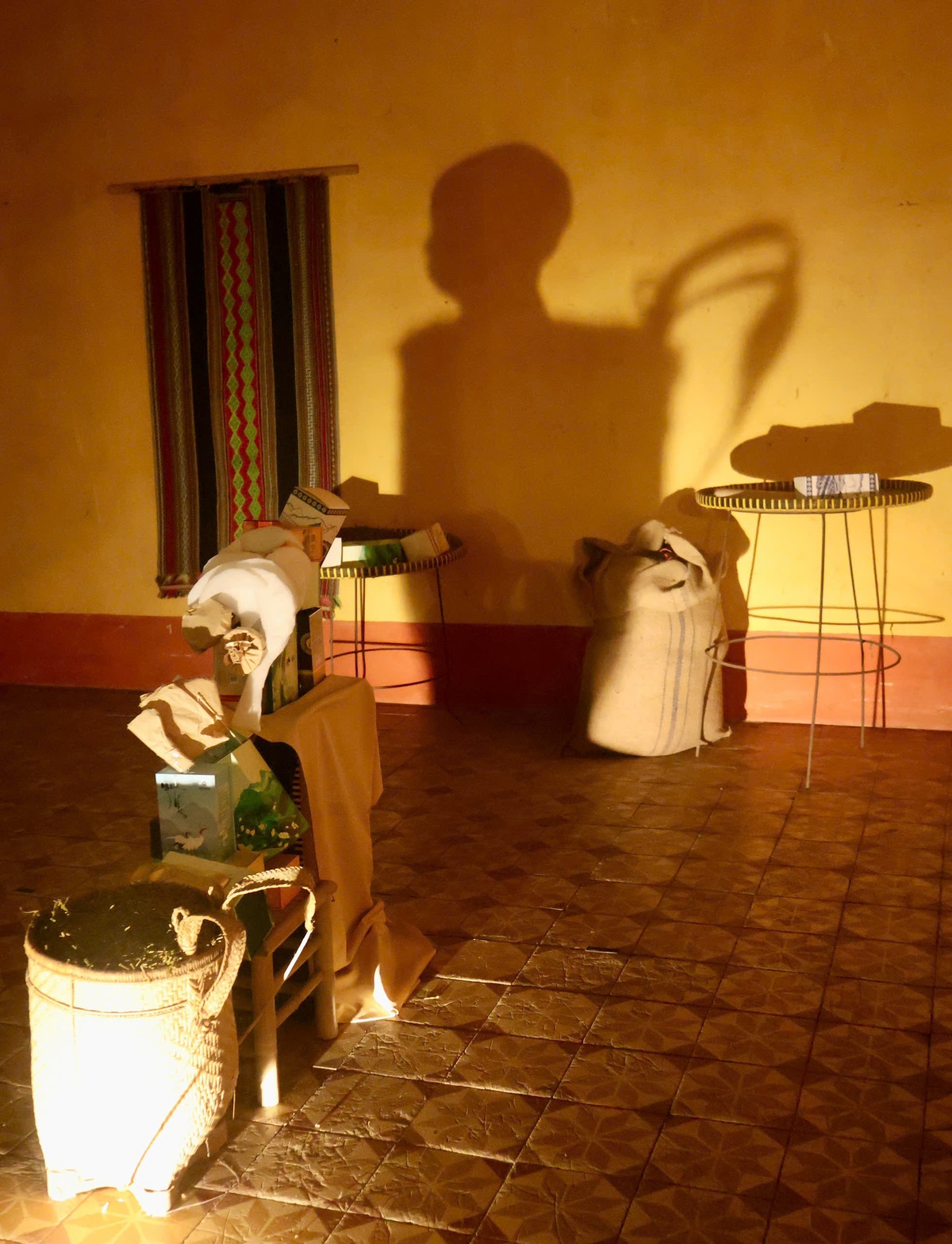 Hệ sắp đặt Em bé ngủ trong gùi của tác giả Nguyễn Đức Phương, hoạ sĩ Phương Giò. Ảnh: Hồ Lam Hệ sắp đặt Em bé ngủ trong gùi của tác giả Nguyễn Đức Phương, hoạ sĩ Phương Giò. Ảnh: Hồ Lam