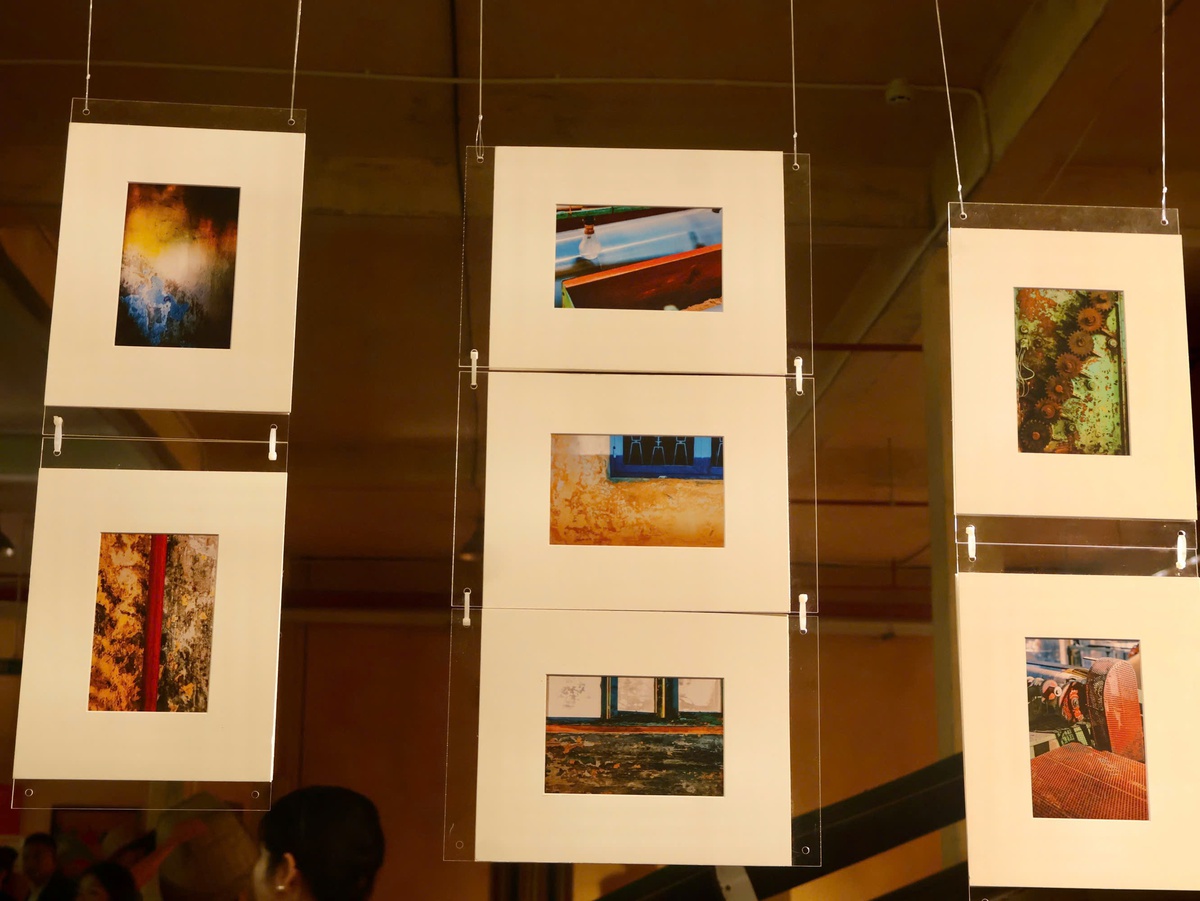 Những khoảnh khắc mang màu sắc thời gian trên những mảng tường do nhiếp ảnh gia Hoàng Lê Giang ghi lại được trưng bày tại Mỹ cảm trong sương. Ảnh: Hồ Lam Những khoảnh khắc mang màu sắc thời gian trên những mảng tường do nhiếp ảnh gia Hoàng Lê Giang ghi lại được trưng bày tại Mỹ cảm trong sương. Ảnh: Hồ Lam