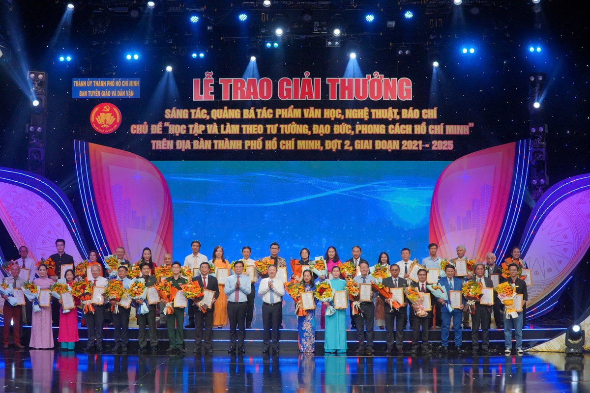 Trao giải thưởng cho các tác giả đoạt giải A, B, C khối chuyên nghiệp