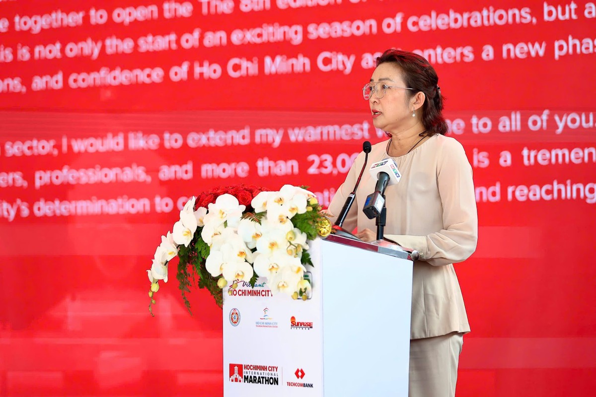 Phó Giám đốc Sở Du lịch TPHCM Bùi Thị Ngọc Hiếu phát biểu tại lễ khai mạc giải chạy
