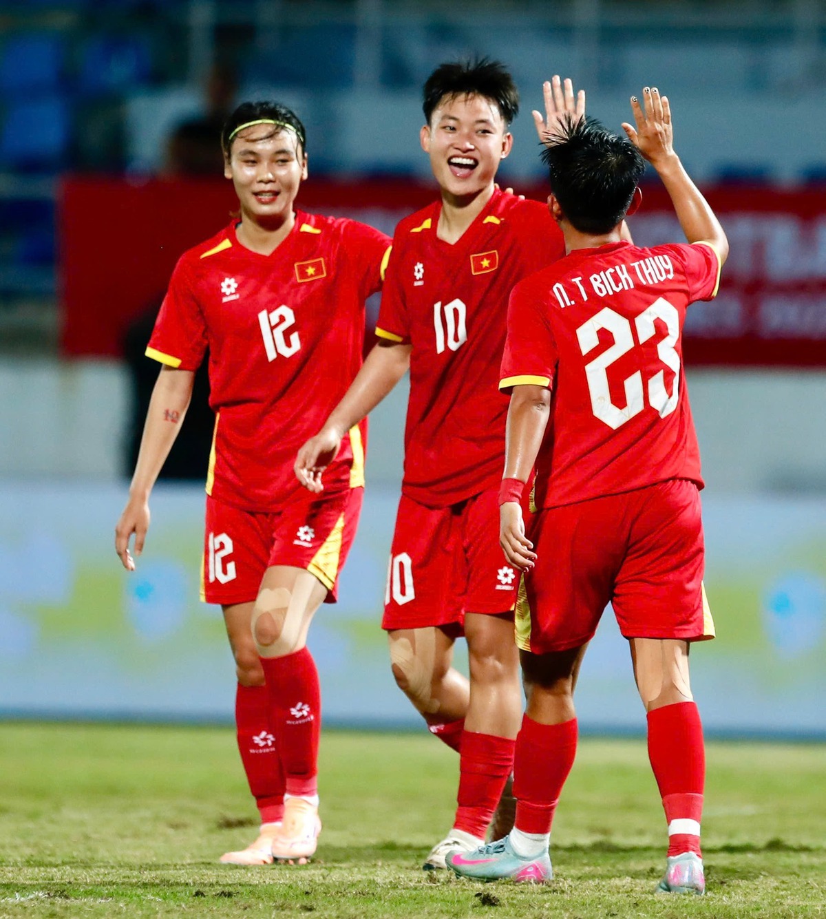 SEA Games 33: Đội tuyển nữ Việt Nam chiến thắng đậm ở trận ra quân- Ảnh 5.