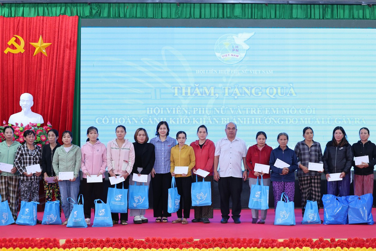 Chủ tịch Hội LHPN Việt Nam Nguyễn Thị Tuyến thăm hỏi, động viên phụ nữ, trẻ em vùng lũ- Ảnh 4.