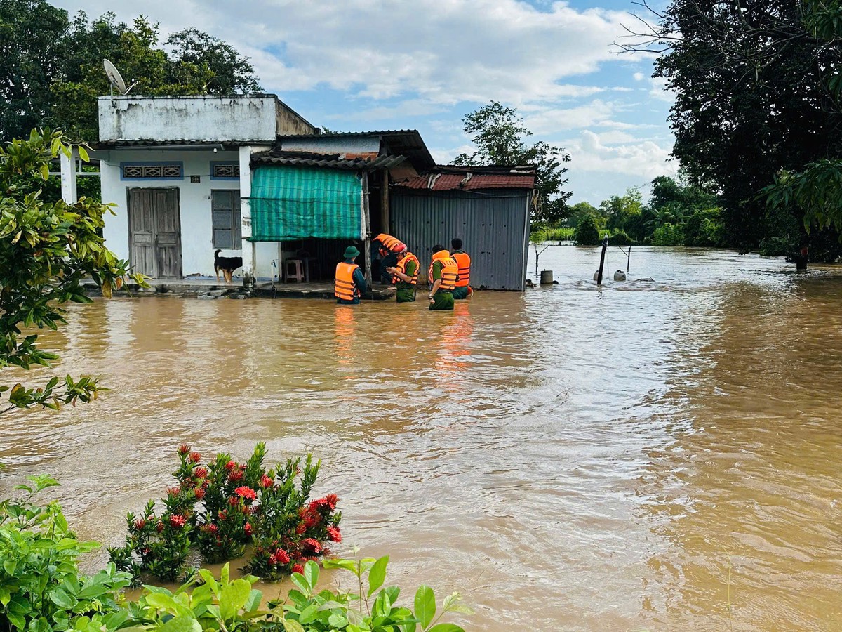Lâm Đồng: Mưa lũ khiến 6.195 căn nhà bị ngập lụt, thiệt hại ban đầu ước tính hơn 113 tỷ đồng- Ảnh 1. Lâm Đồng: Mưa lũ khiến 6.195 căn nhà bị ngập lụt, thiệt hại ban đầu ước tính hơn 113 tỷ đồng- Ảnh 1.