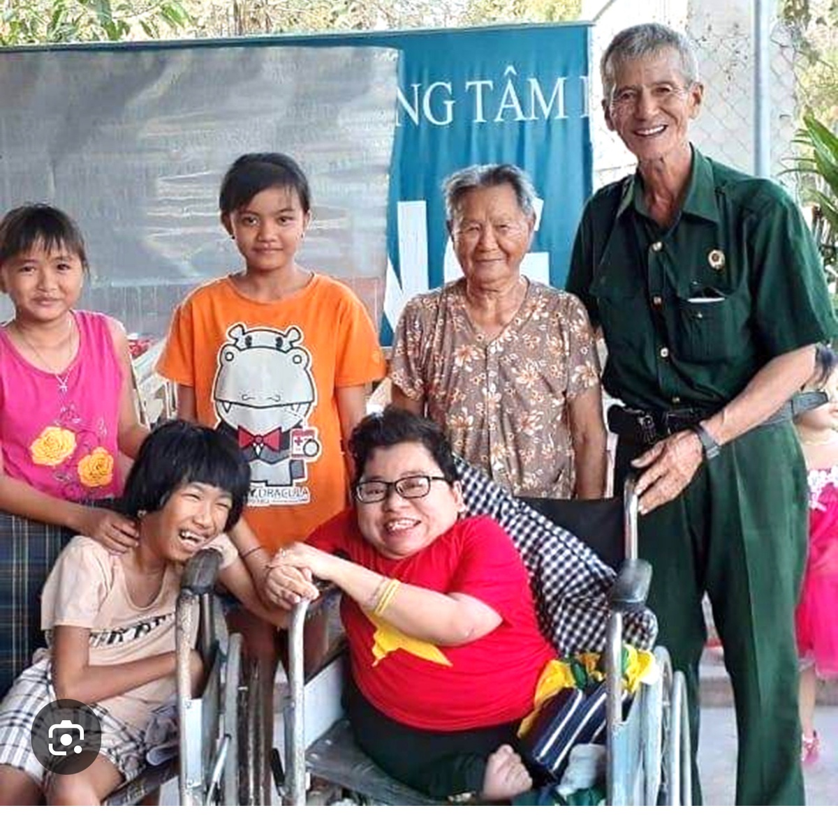 Huỳnh Thanh Thảo (hàng đầu, bên phải) tặng quà cho người già khuyết tật