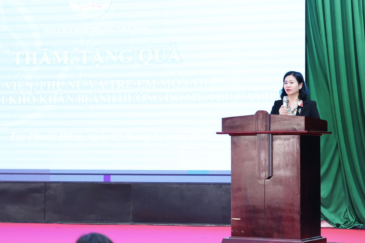 Chủ tịch Hội LHPN Việt Nam Nguyễn Thị Tuyến thăm hỏi, động viên phụ nữ, trẻ em vùng lũ- Ảnh 1.