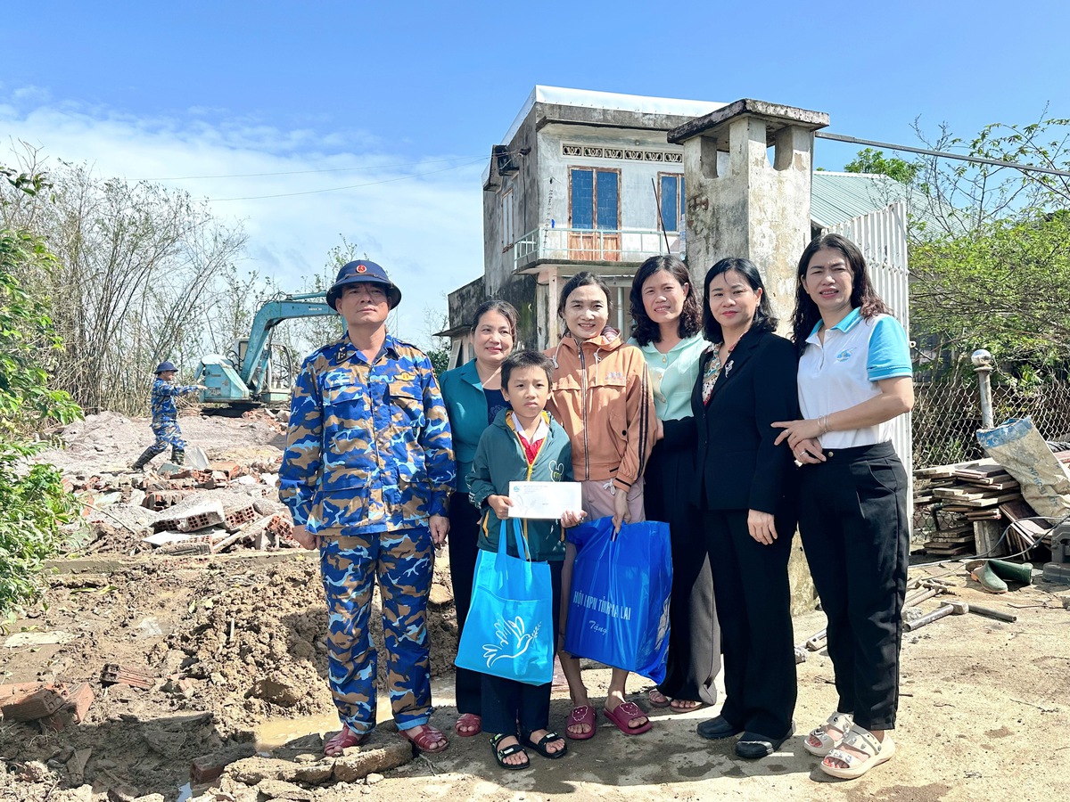 Chủ tịch Hội LHPN Việt Nam Nguyễn Thị Tuyến thăm hỏi, động viên phụ nữ, trẻ em vùng lũ- Ảnh 6.