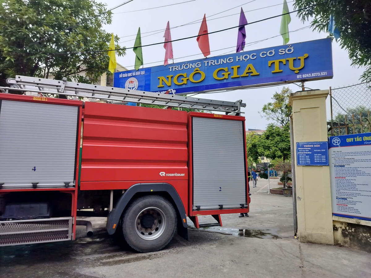 Cháy lớn tại trường học ở Hà Nội, hàng trăm học sinh phải sơ tán khẩn cấp- Ảnh 1.