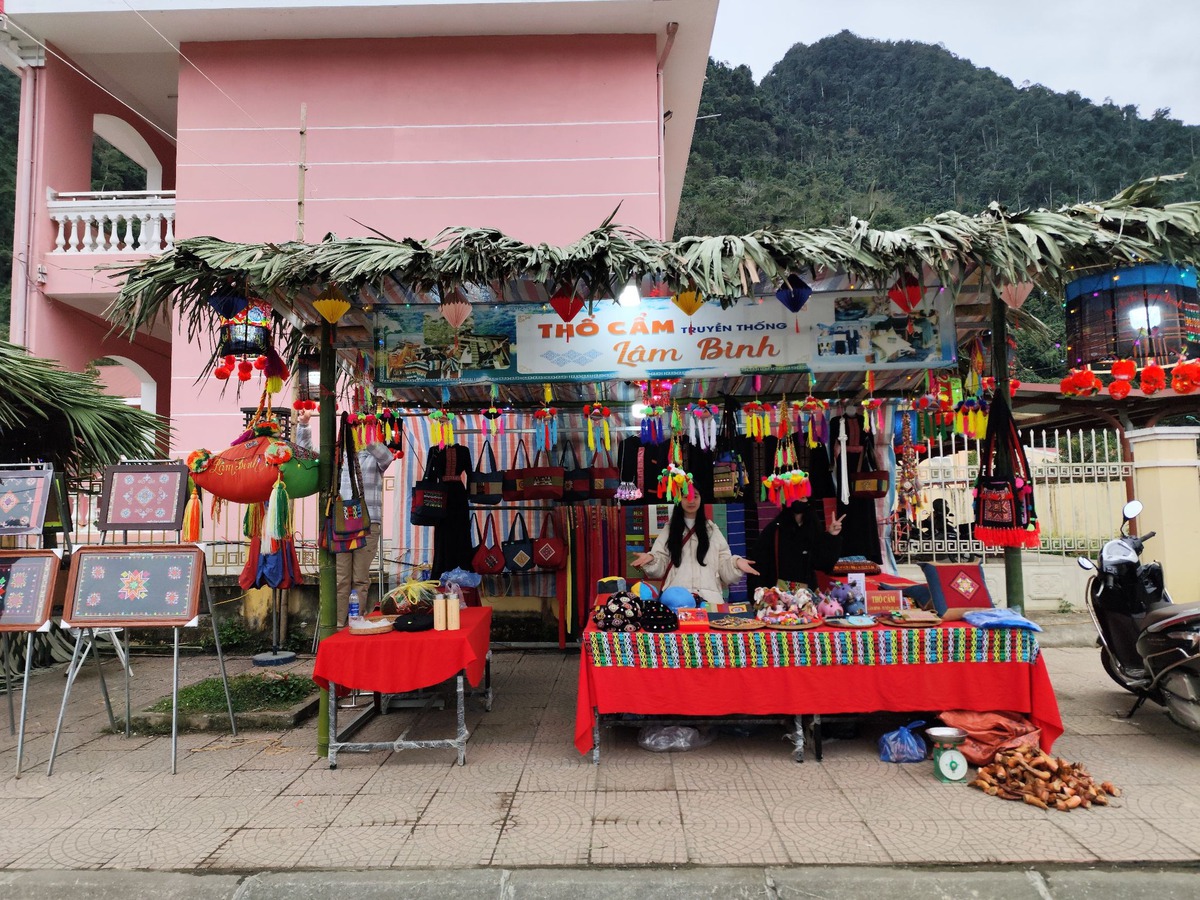 Đưa vải thổ cẩm vượt 