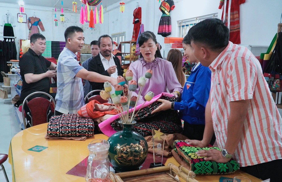 Đưa vải thổ cẩm vượt 