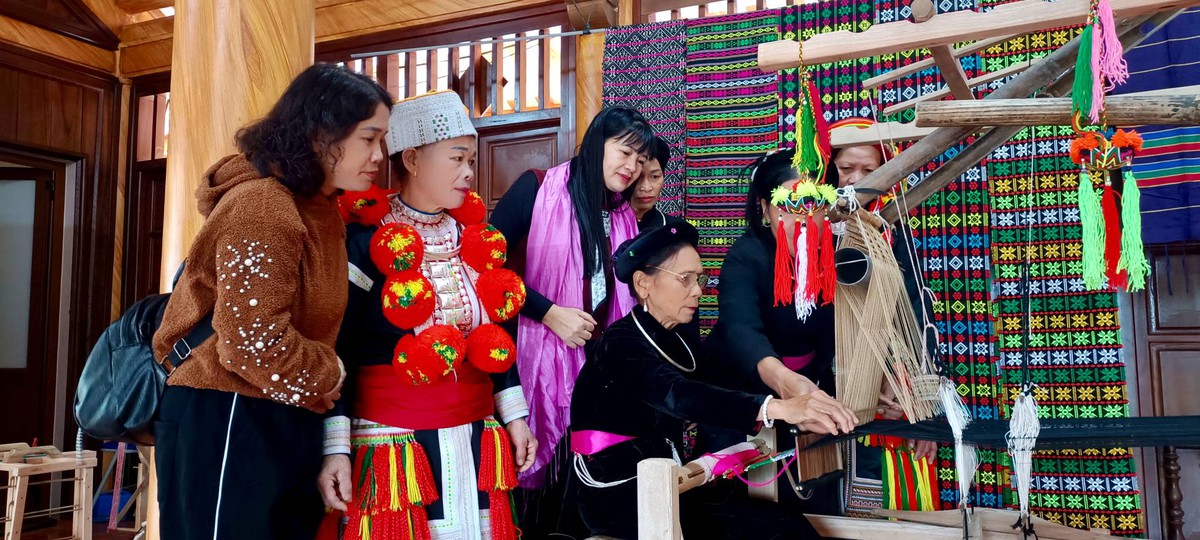 Đưa vải thổ cẩm vượt 