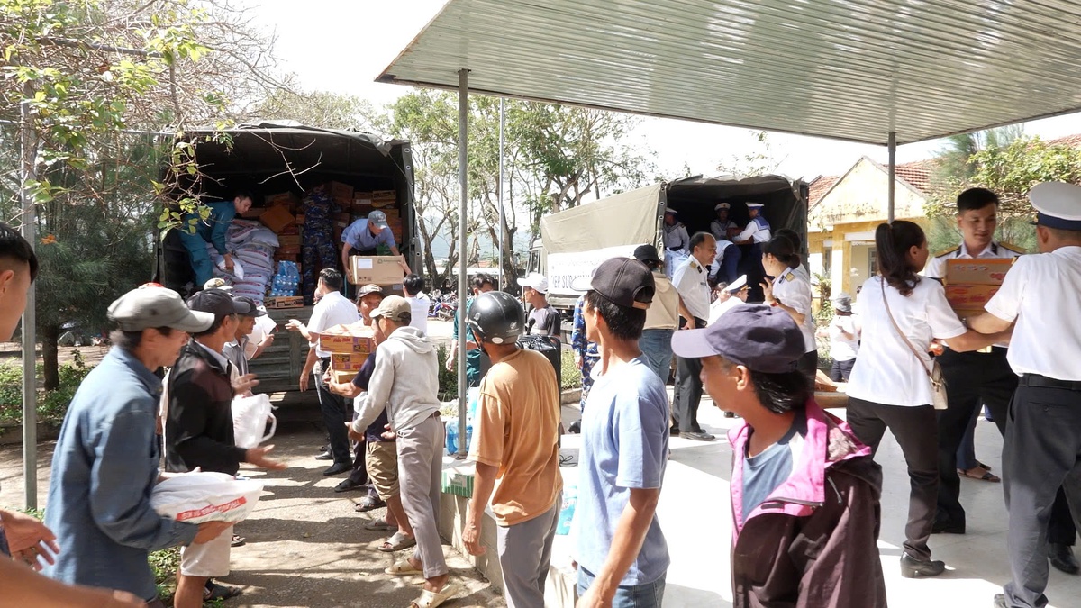 Vùng 4 Hải quân tặng hơn 15 tấn nhu yếu phẩm cho người dân sau lũ- Ảnh 6.