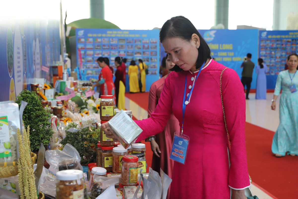 313 đại biểu dự Đại hội đại biểu Phụ nữ tỉnh Vĩnh Long lần thứ I, nhiệm kỳ 2025-2030- Ảnh 4.