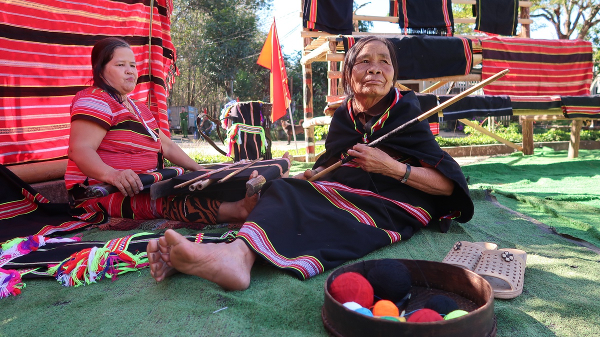 Dấu ấn phụ nữ Giẻ Triêng trong giữ gìn văn hóa truyền thống- Ảnh 3.