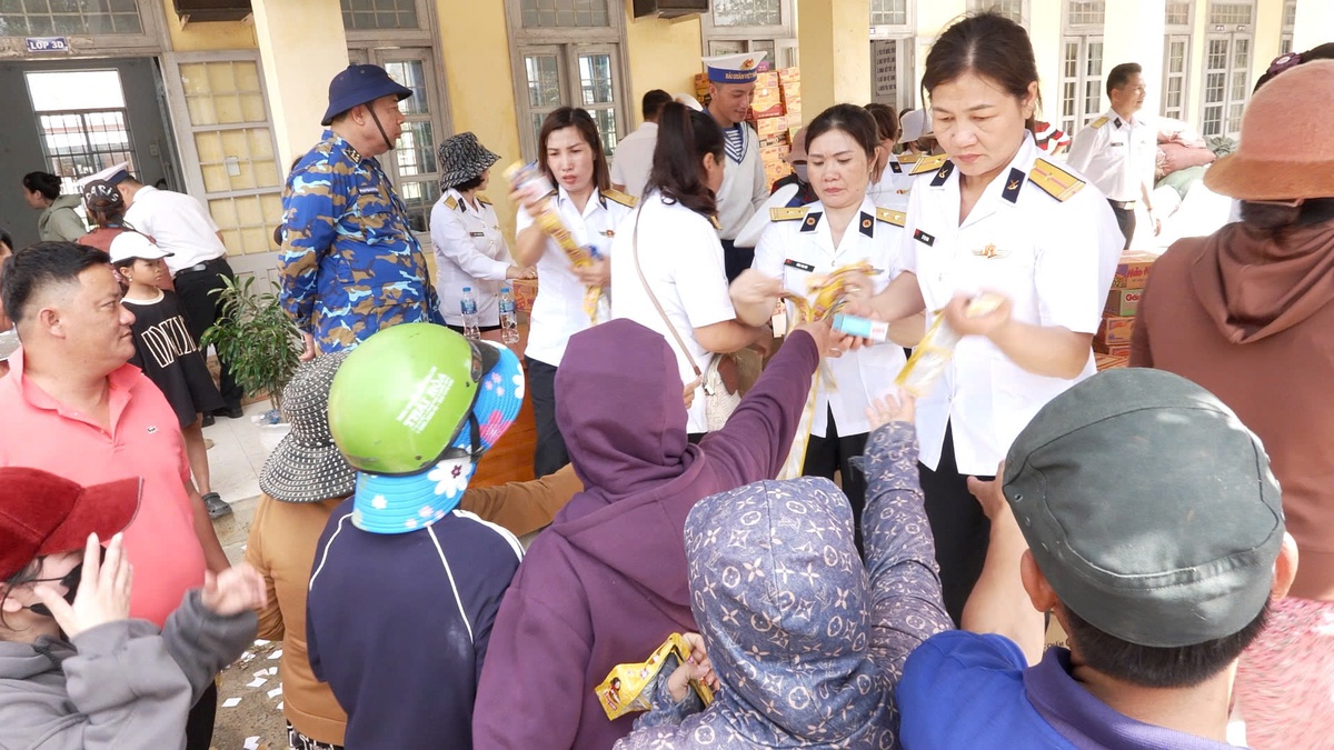 Vùng 4 Hải quân tặng hơn 15 tấn nhu yếu phẩm cho người dân sau lũ- Ảnh 4.