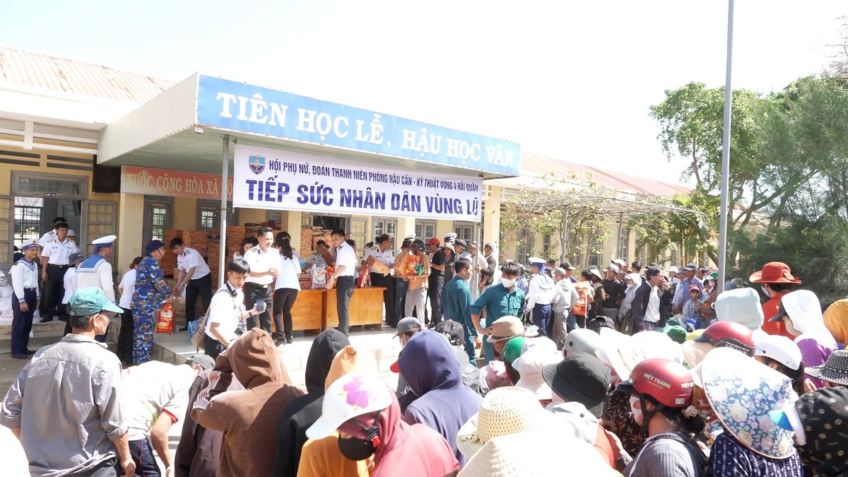 Vùng 4 Hải quân tặng hơn 15 tấn nhu yếu phẩm cho người dân sau lũ- Ảnh 7.