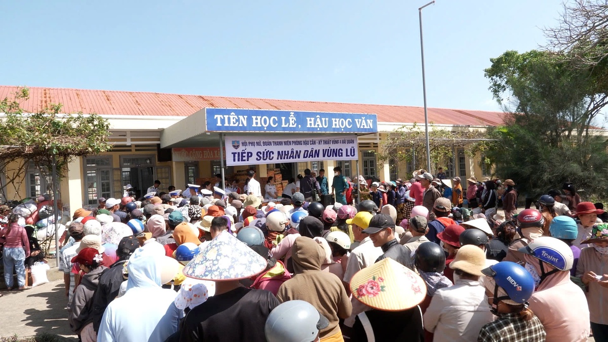 Vùng 4 Hải quân tặng hơn 15 tấn nhu yếu phẩm cho người dân sau lũ- Ảnh 8.