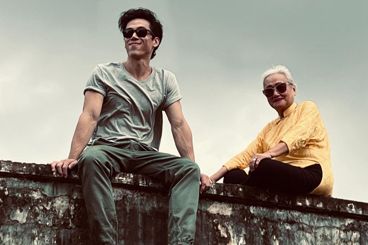 Đạo diễn Leon Quang Lê và Nhà văn Nguyễn Thị Minh Ngọc trên phim trường Quán Kỳ Nam