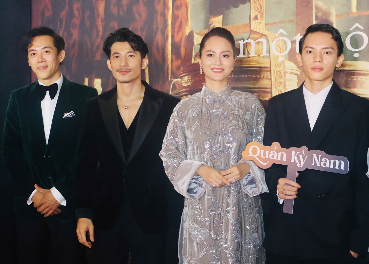 Đạo diễn Leon Quang Lê và diễn viên Liên Bỉnh Phát, Đỗ Thị Hải Yến, Trần Thế Mạnh trên thảm đỏ ra mắt phim Quán Kỳ Nam vào ngày 24/11. Ảnh: Hồ Lam