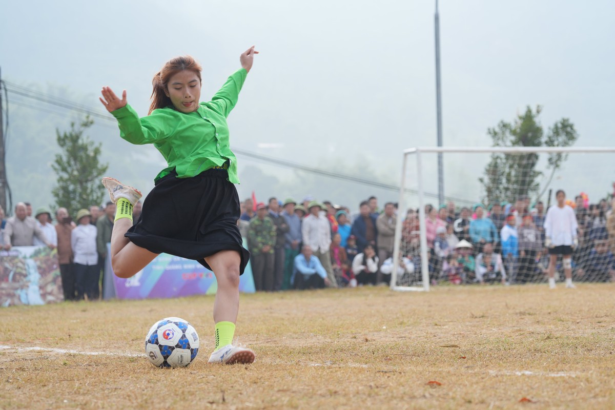 "Cầu thủ xuất sắc nhất" Hoàng Thị Huyền