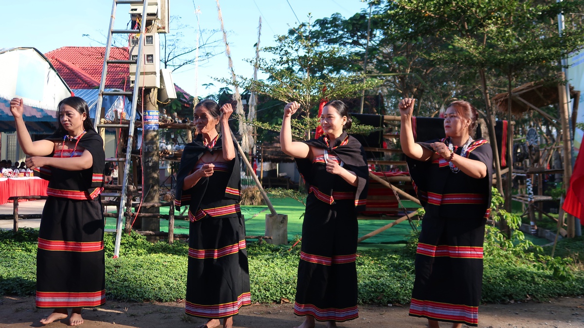 Người giữ hồn và nâng tầm thổ cẩm của đồng bào Giẻ Triêng- Ảnh 1.