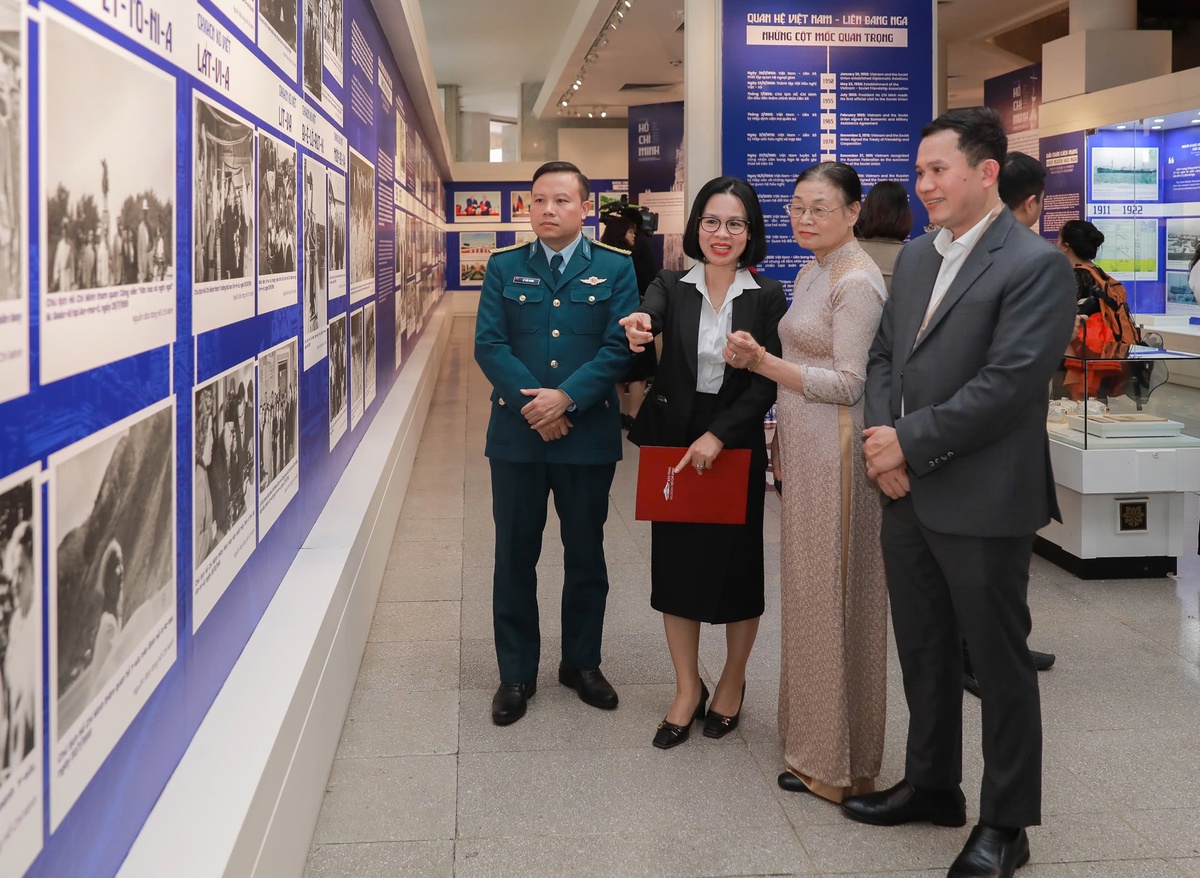 Trưng bày 300 tư liệu ghi dấu hành trình cách mạng của Chủ tịch Hồ Chí Minh ở nước Nga- Ảnh 1.