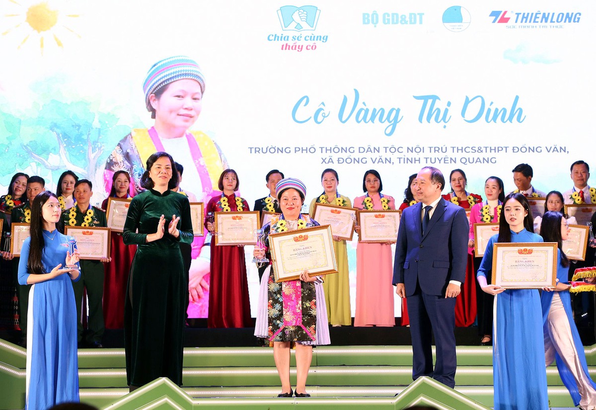 Cô Vàng Thị Dính được tuyên dương trong chương trình “Chia sẻ cùng thầy cô” 2025