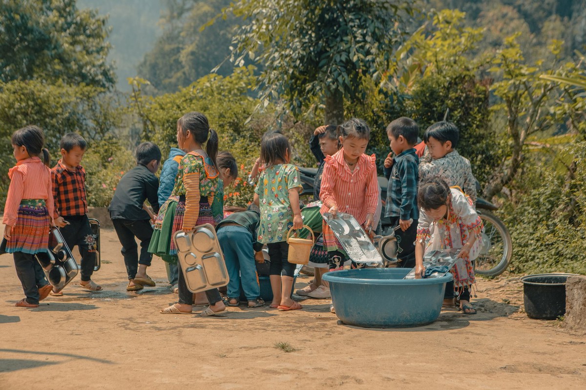 Từ lùm xùm dự án Nuôi em: Làm từ thiện bằng tiền của cộng đồng không phải là "cuộc dạo chơi cảm xúc"- Ảnh 1.
