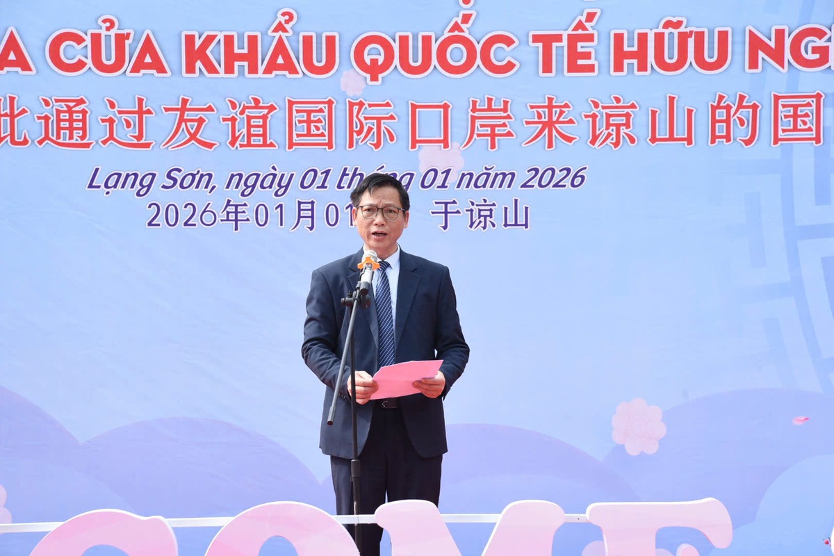 Lạng Sơn đón khách "xông đất" đầu năm 2026 bằng nụ cười hiếu khách- Ảnh 1.