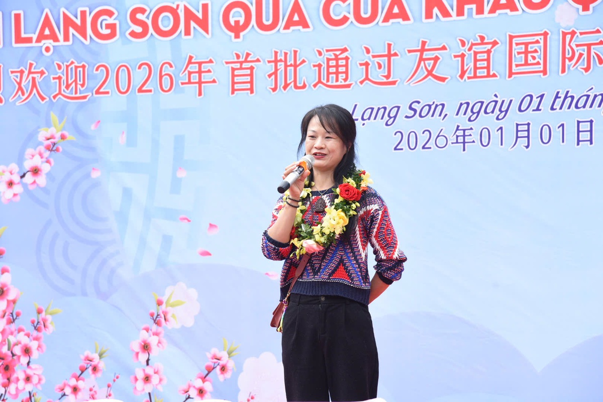 Lạng Sơn đón khách "xông đất" đầu năm 2026 bằng nụ cười hiếu khách- Ảnh 2.