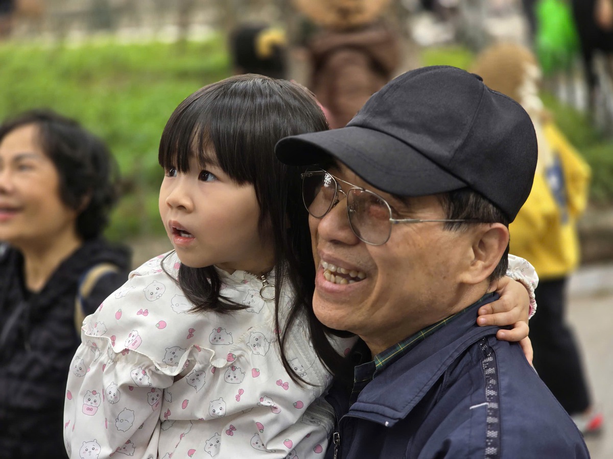 Ngày đầu năm mới, trẻ nhỏ hào hứng cho thú ăn, say mê ngắm voi ở Công viên Thủ Lệ- Ảnh 13. Ngày đầu năm mới, trẻ nhỏ hào hứng cho thú ăn, say mê ngắm voi ở Công viên Thủ Lệ- Ảnh 13.