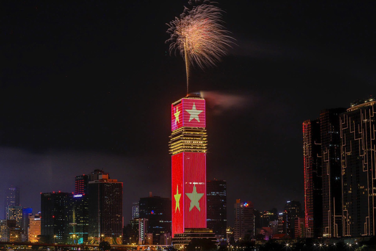 Saigon Marina IFC rực rỡ đêm pháo hoa với công nghệ ánh sáng hàng đầu thế giới- Ảnh 1.