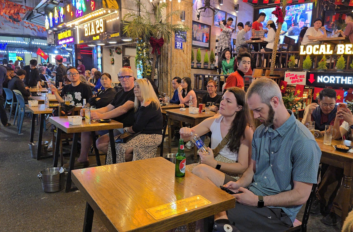 “Phố Tây” Tạ Hiện đông nghẹt người trong đêm đầu tiên của năm mới- Ảnh 5.