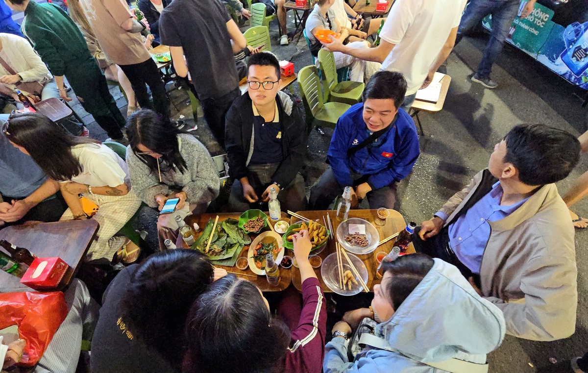 “Phố Tây” Tạ Hiện đông nghẹt người trong đêm đầu tiên của năm mới- Ảnh 7.