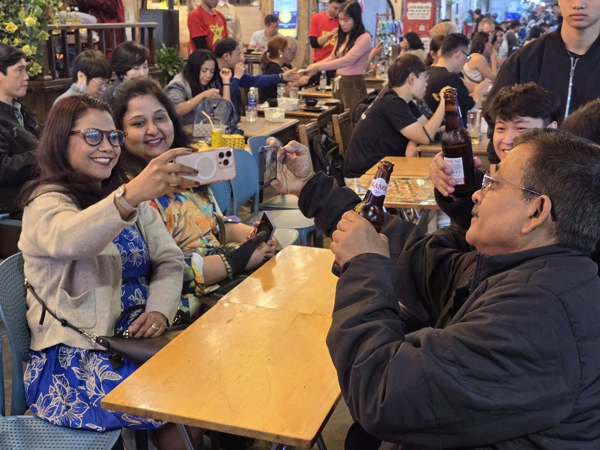 “Phố Tây” Tạ Hiện đông nghẹt người trong đêm đầu tiên của năm mới- Ảnh 6.