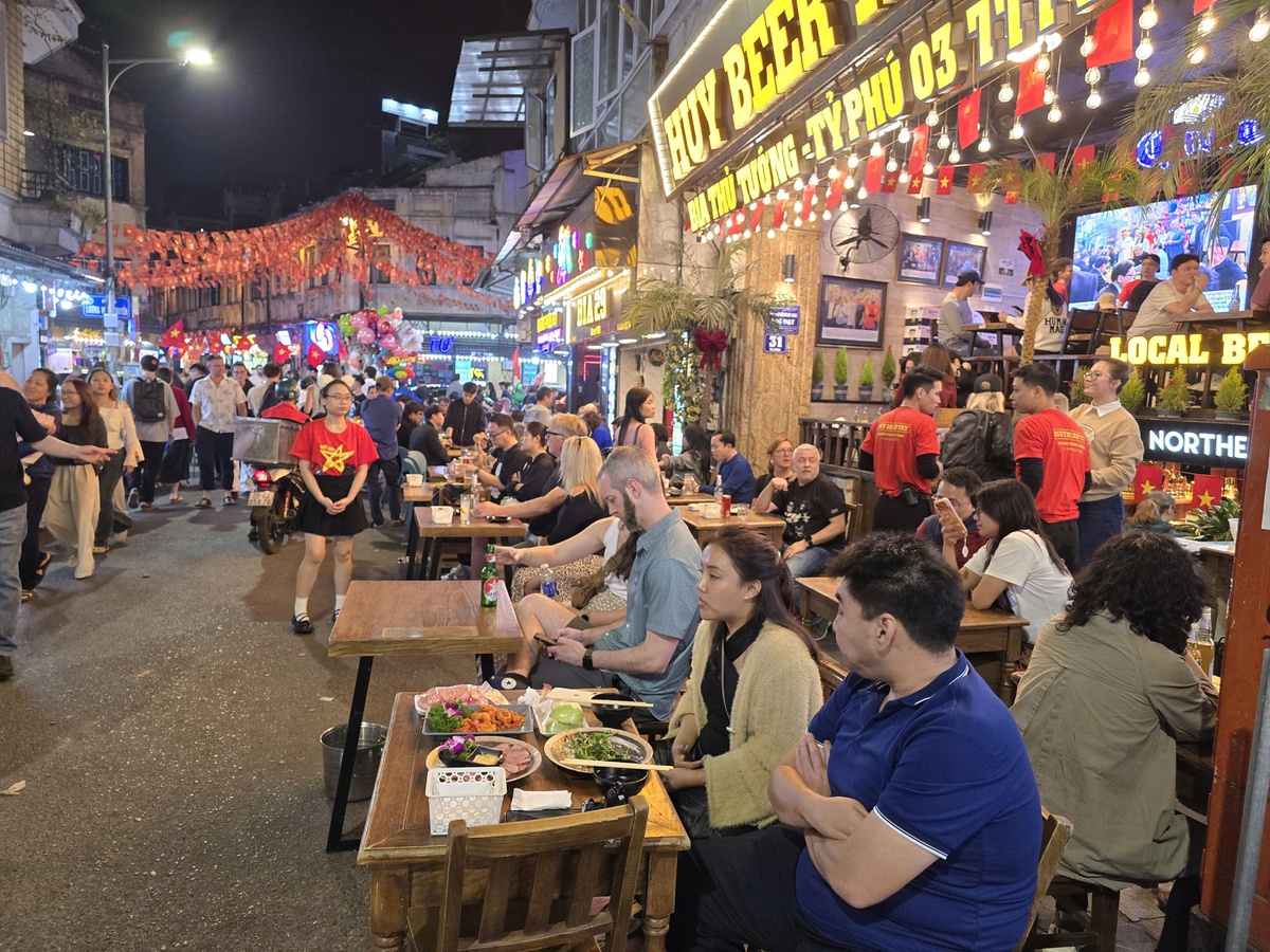 “Phố Tây” Tạ Hiện đông nghẹt người trong đêm đầu tiên của năm mới- Ảnh 4.