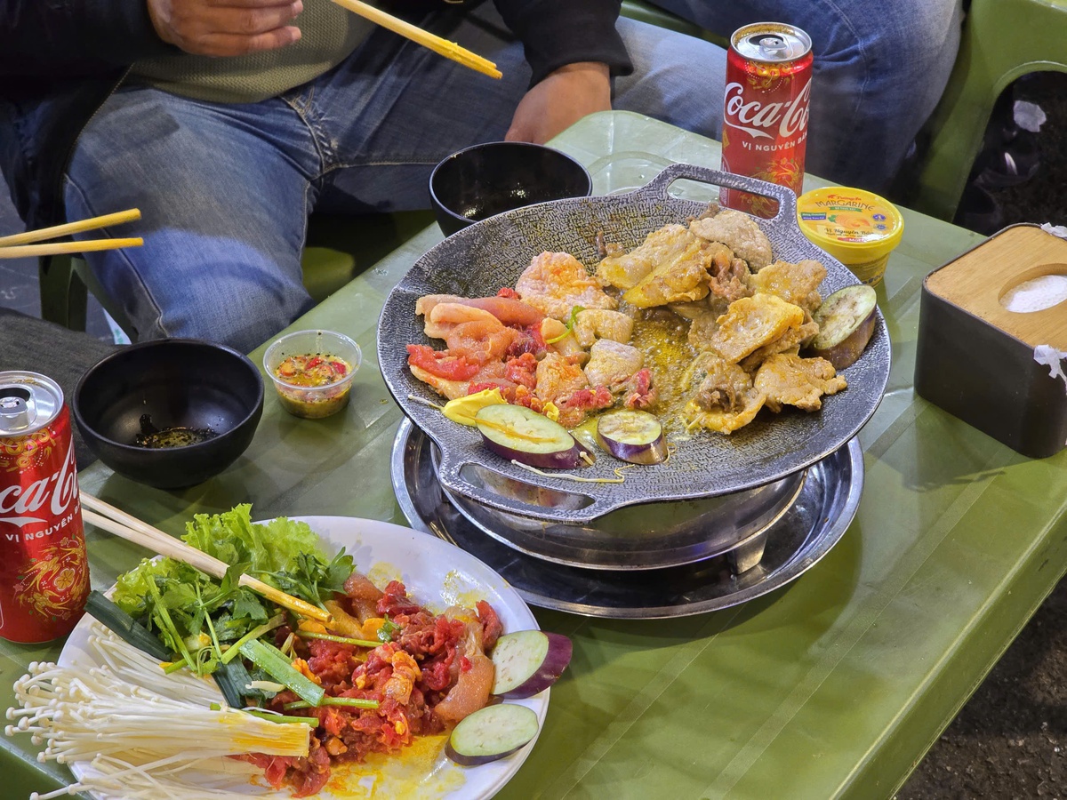 “Phố Tây” Tạ Hiện đông nghẹt người trong đêm đầu tiên của năm mới- Ảnh 3.