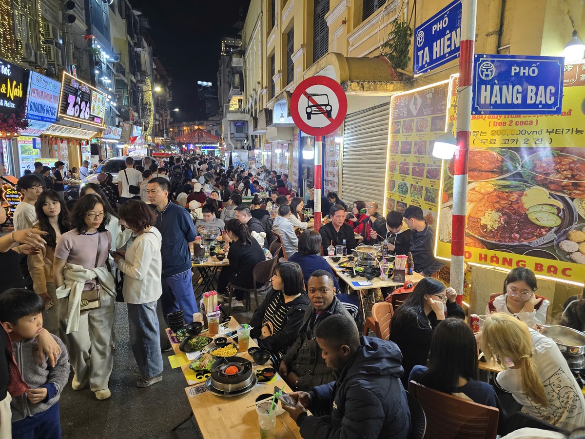 “Phố Tây” Tạ Hiện đông nghẹt người trong đêm đầu tiên của năm mới- Ảnh 1.