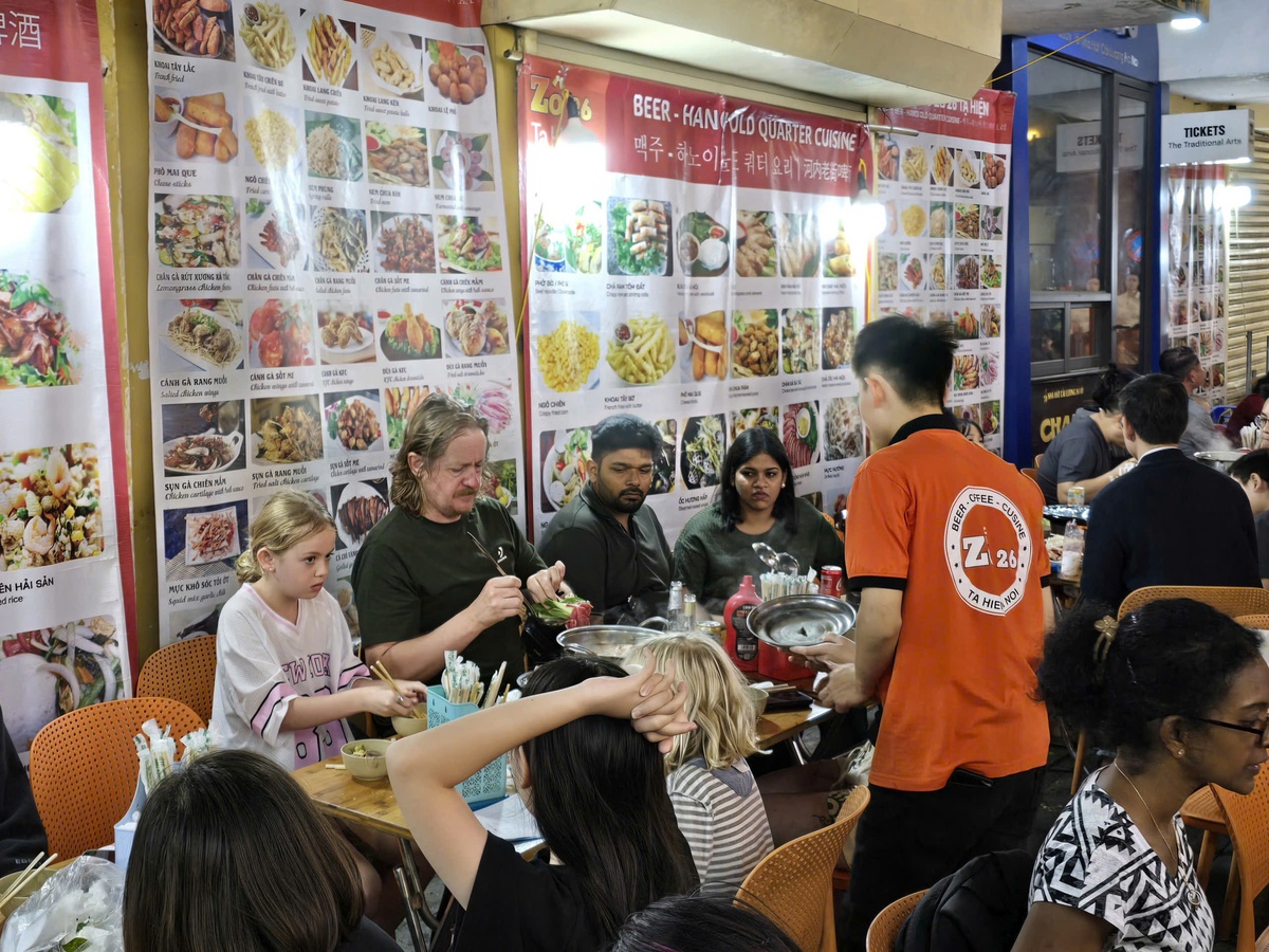 “Phố Tây” Tạ Hiện đông nghẹt người trong đêm đầu tiên của năm mới- Ảnh 2.