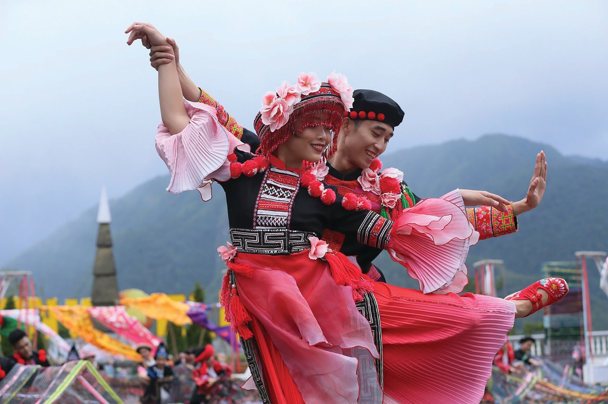 Show diễn “Vũ điệu trên mây” tái hiện sinh động văn hóa Tây Bắc