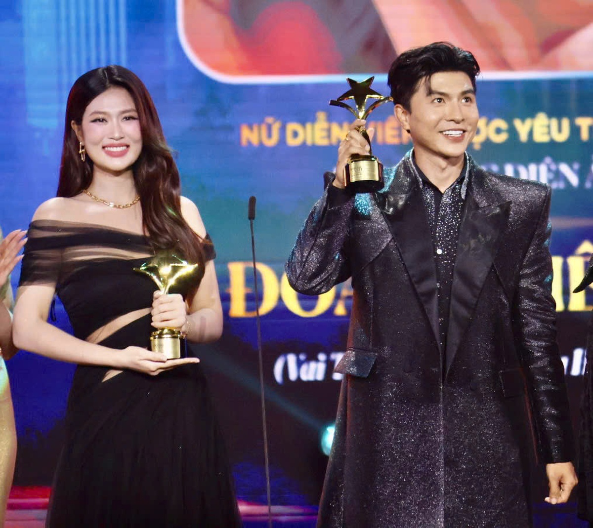 Nam, nữ diễn viên chính xuất sắc nhất do khán giả bình chọn là Steven Nguyễn (Mưa đỏ) và hoa hậu Thiên Ân (Nụ hôn bạc tỉ). Ảnh: Hồ Lam