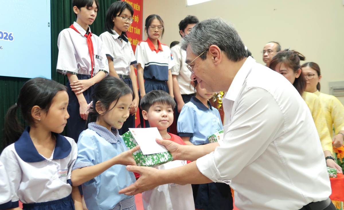 TPHCM: Tặng thẻ bảo hiểm y tế và quà Tết cho người có hoàn cảnh khó khăn- Ảnh 1.