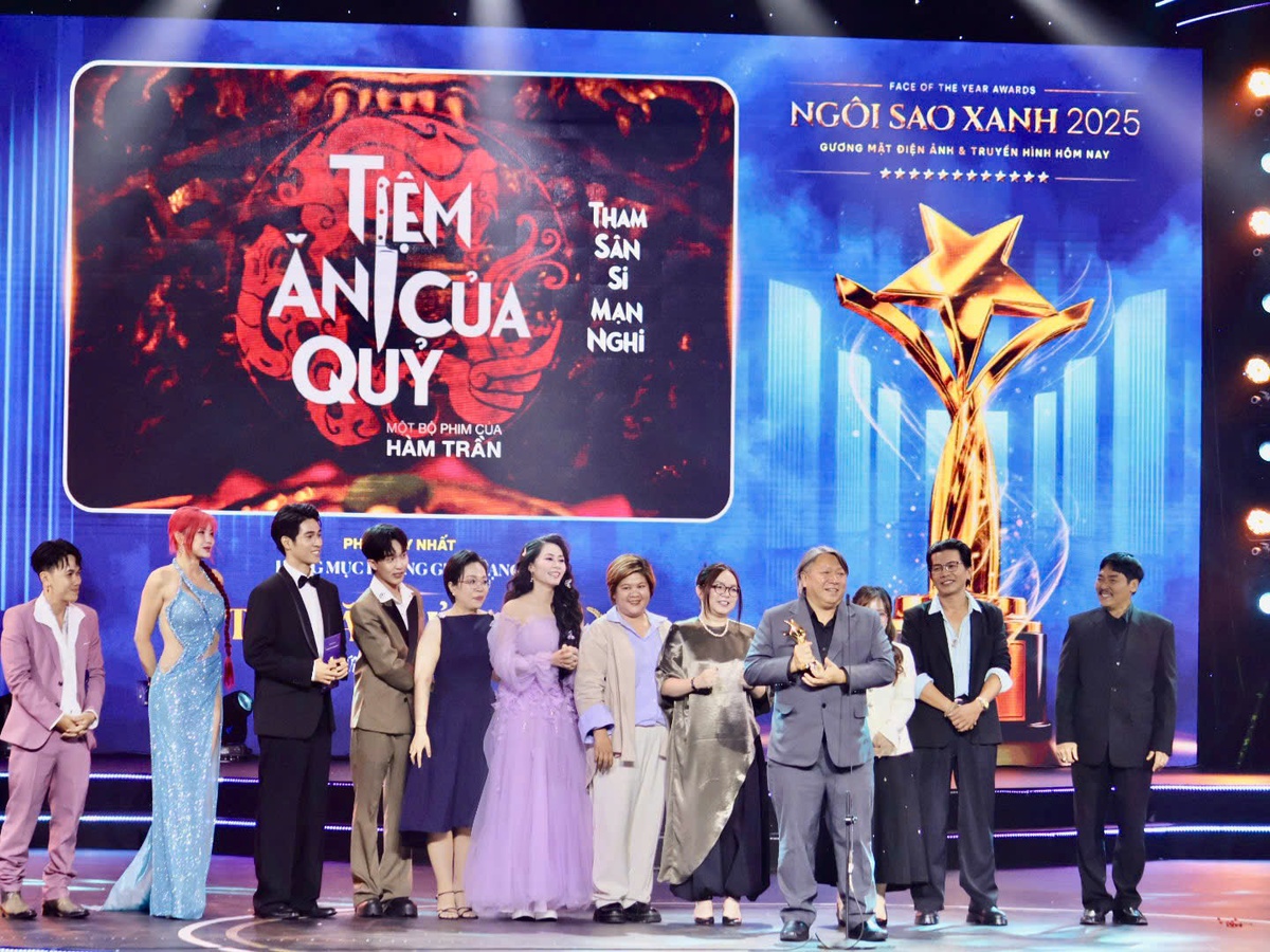 Ê kíp phim Tiệm ăn của quỷ nhận giải phim hay nhất hạng mục Phim không gian mạng. Ảnh: Hồ Lam