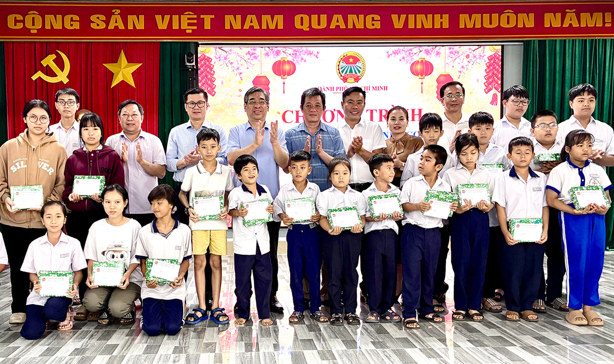 TPHCM: Người dân 2 xã vùng xa nhận quà Tết và thẻ Bảo hiểm y tế- Ảnh 2.