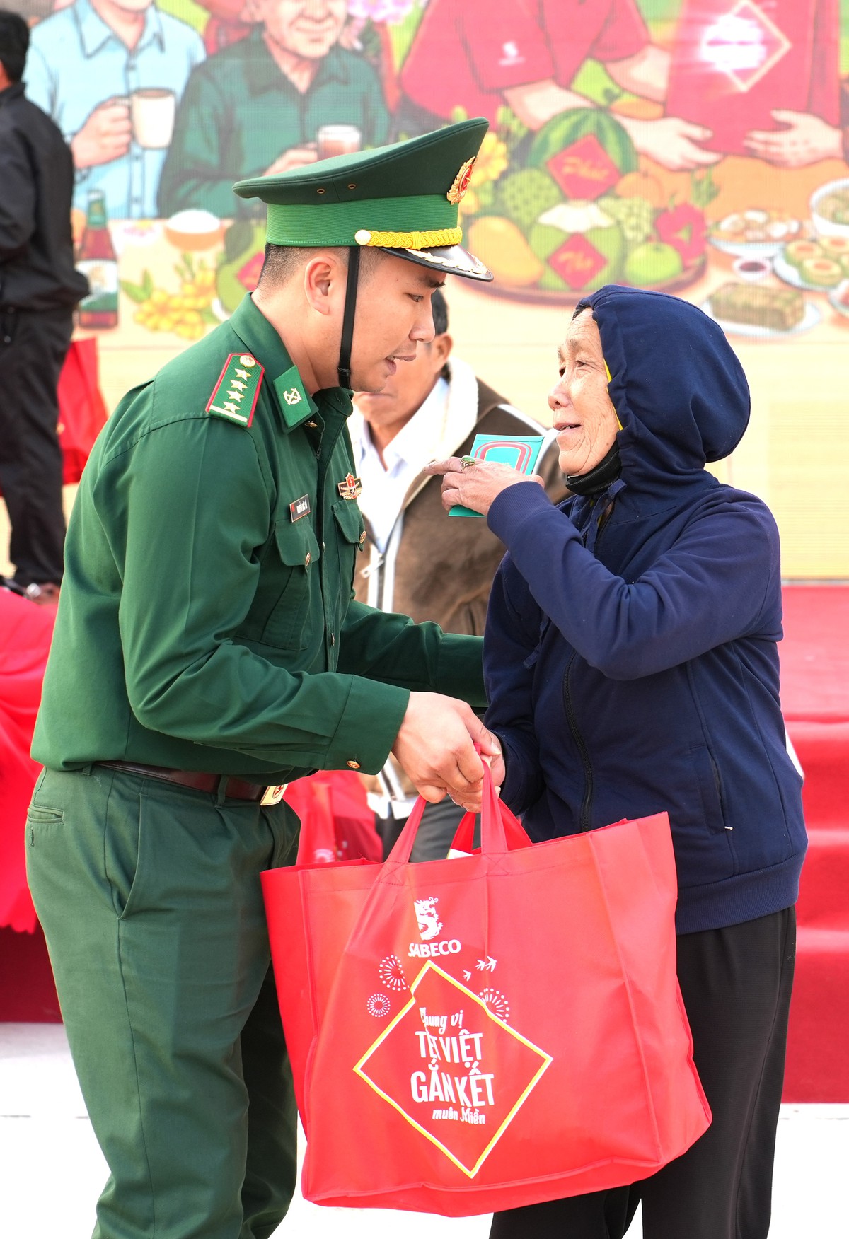 Trao 6.500 phần quà cho gia đình có hoàn cảnh khó khăn đón Tết- Ảnh 1.