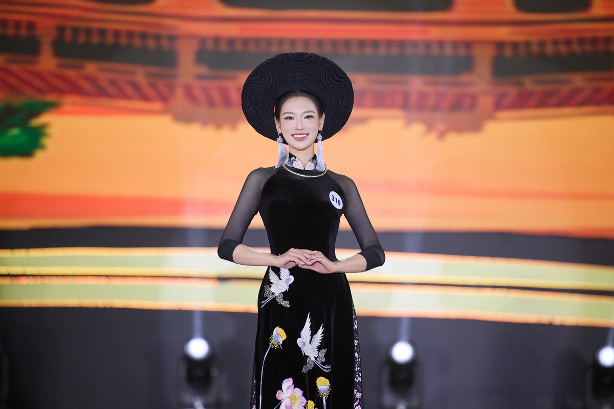 Nguyễn Phương Linh trong phần thi áo dài