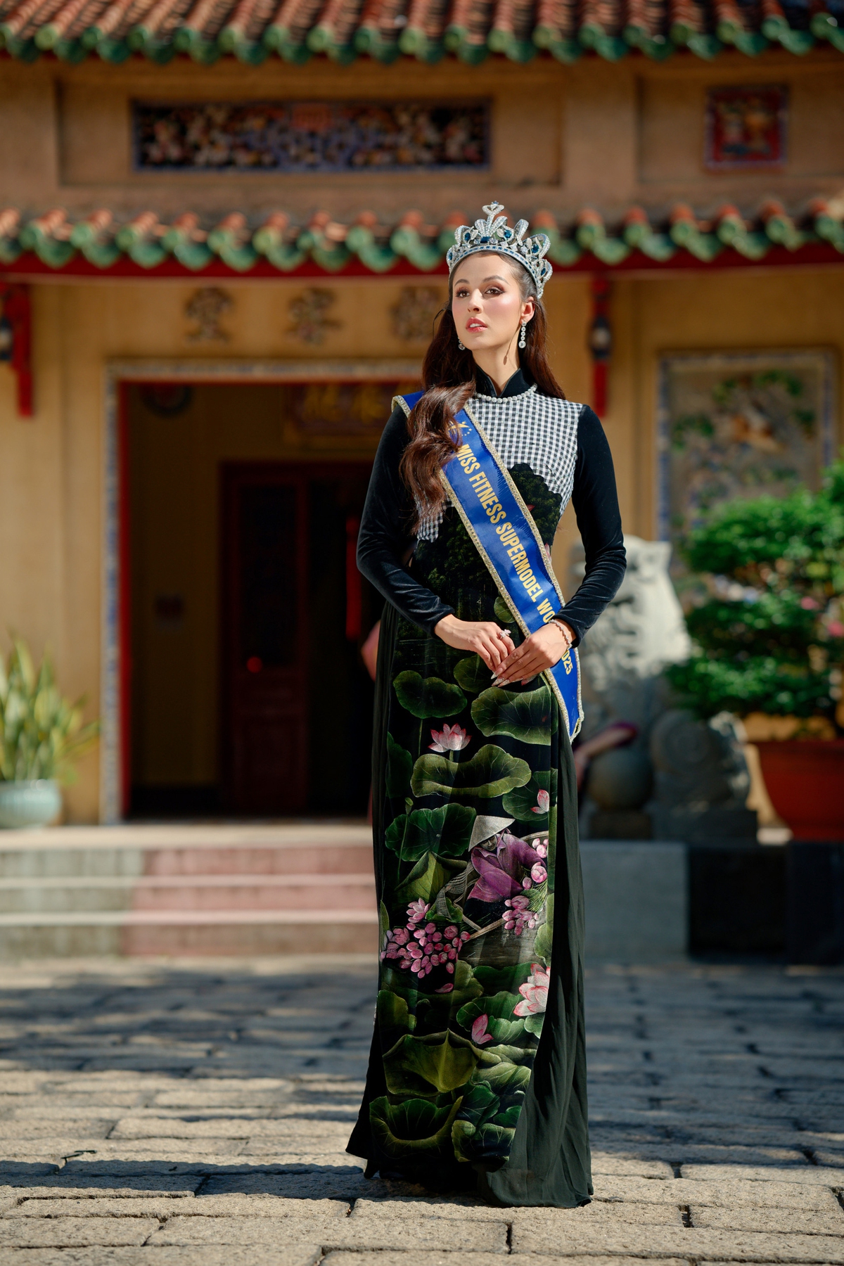 Đương kim hoa hậu chủ động tạo dáng với tà so dài Việt theo phong cách nền nã, ra chất Á Đông