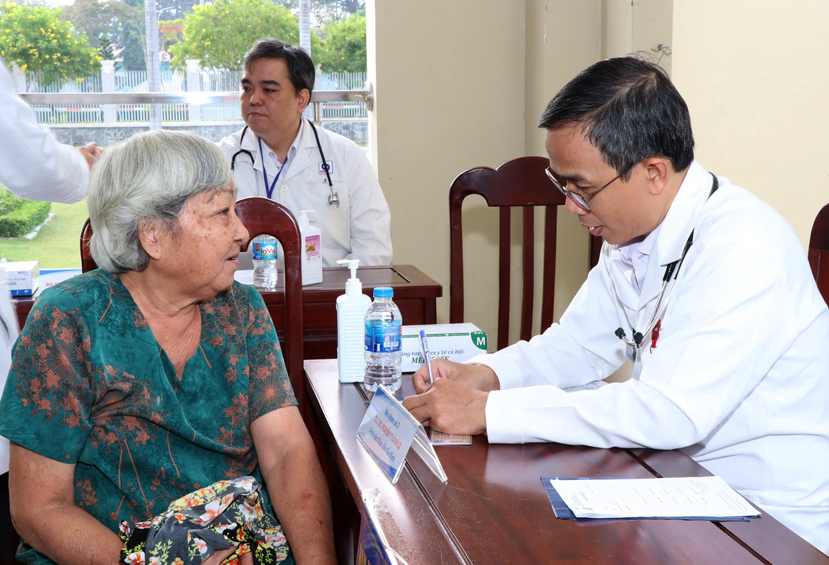 TPHCM: Người dân 2 xã vùng xa nhận quà Tết và thẻ Bảo hiểm y tế- Ảnh 4.