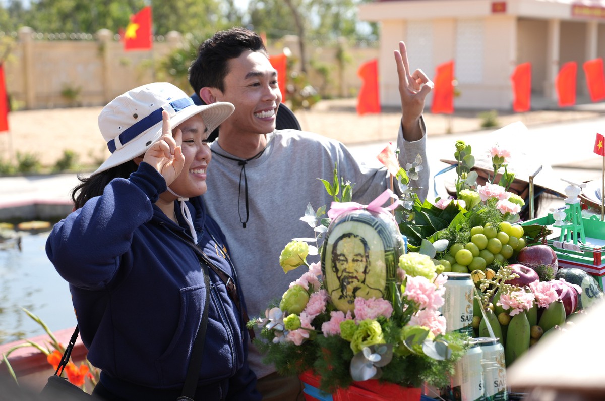 Trao 6.500 phần quà cho gia đình có hoàn cảnh khó khăn đón Tết- Ảnh 2.