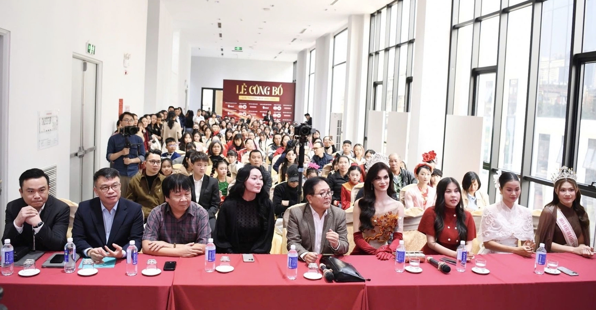 NSND Vương Duy Biên cùng các nghệ sĩ, khách mời và phụ huynh, học sinh tham dự Lễ công bố giải thưởng Búp Sen Vàng