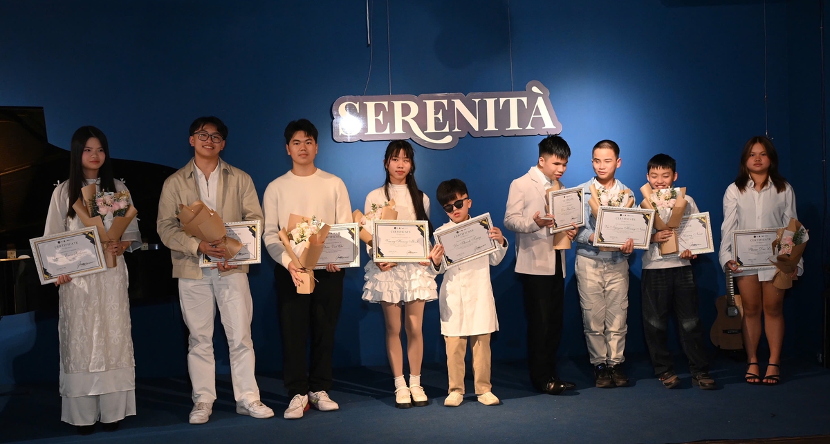 Ban Tổ chức tặng hoa và giấy chứng nhận tham gia chương trình cho các nghệ sĩ nhí khiếm thị